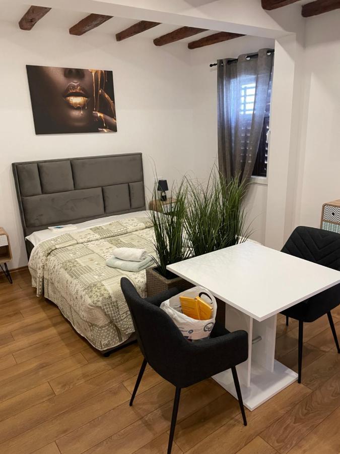 The Yellow House Apartments Ρόβινι Εξωτερικό φωτογραφία