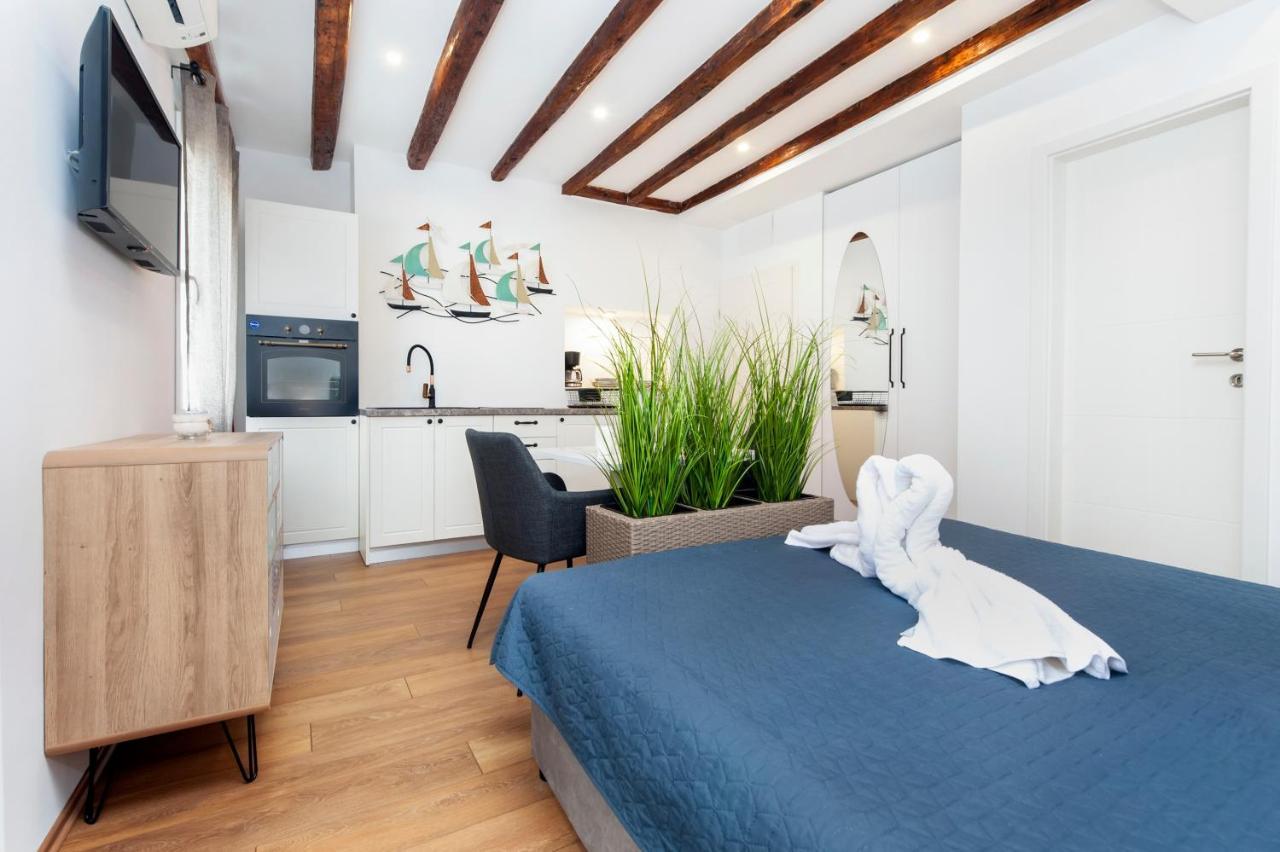 The Yellow House Apartments Ρόβινι Εξωτερικό φωτογραφία