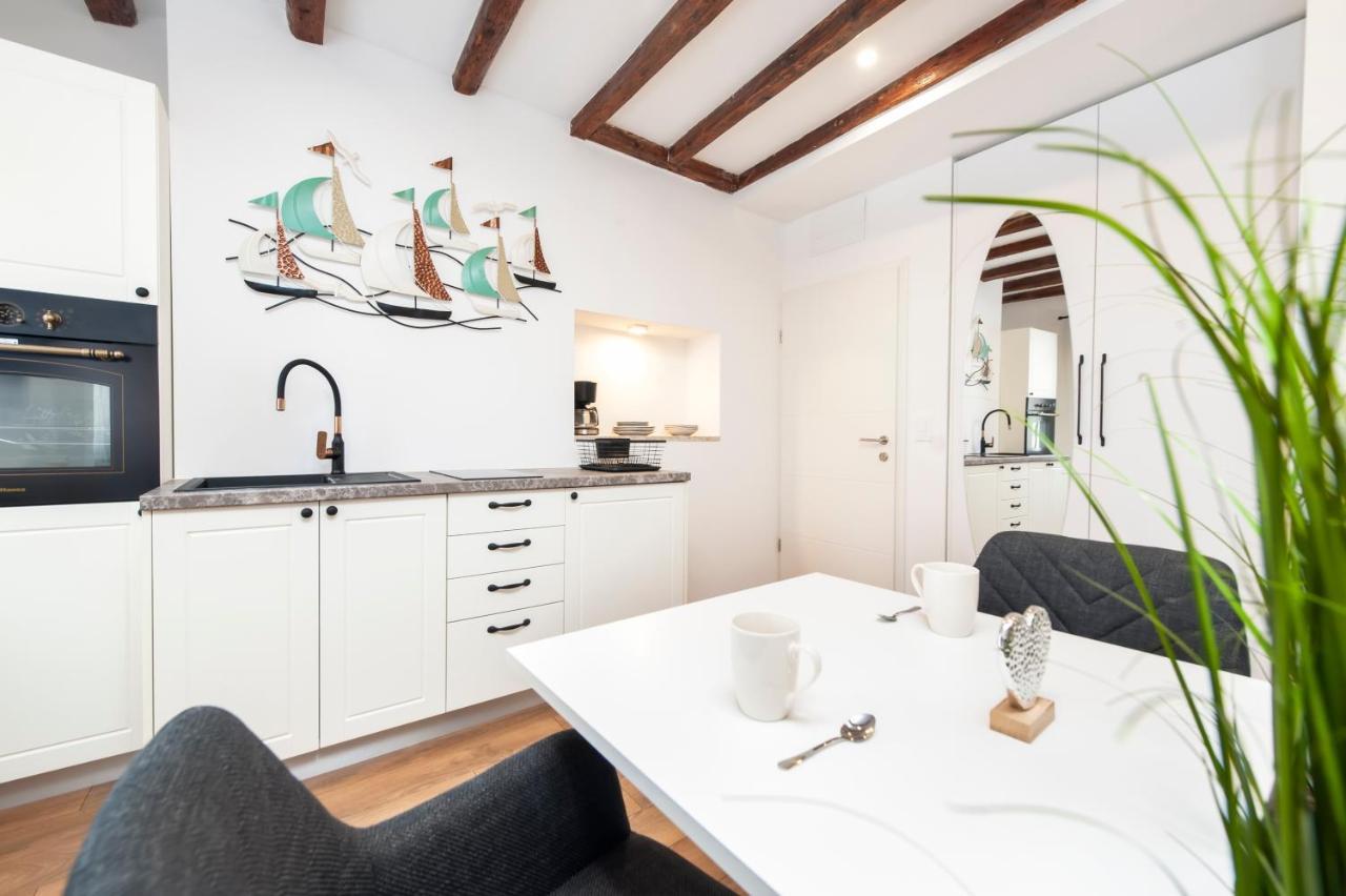 The Yellow House Apartments Ρόβινι Εξωτερικό φωτογραφία