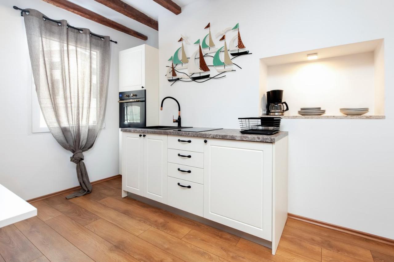 The Yellow House Apartments Ρόβινι Εξωτερικό φωτογραφία