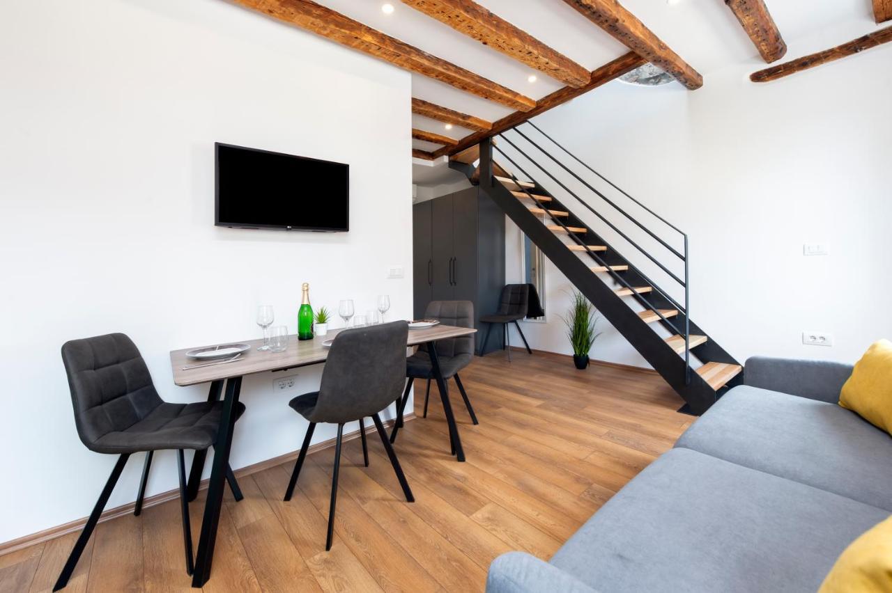 The Yellow House Apartments Ρόβινι Εξωτερικό φωτογραφία