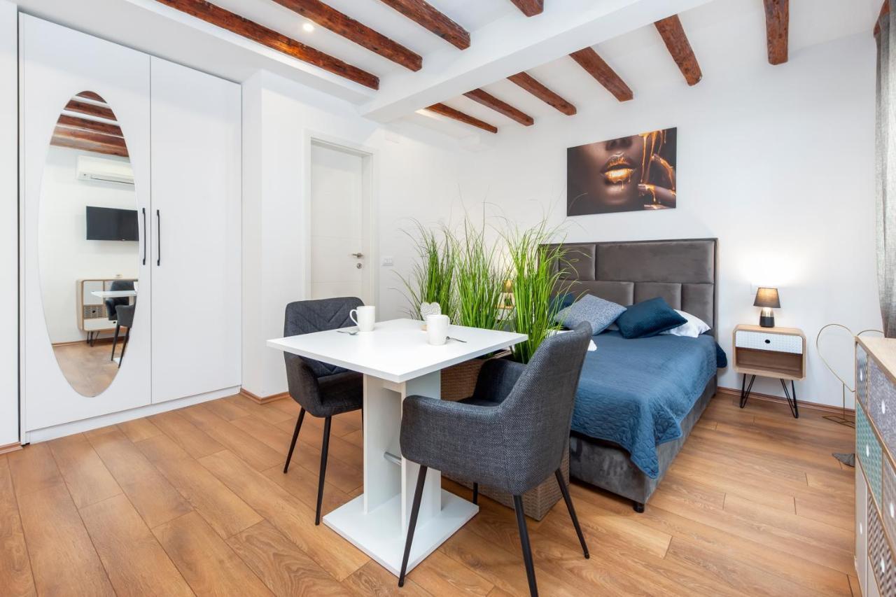 The Yellow House Apartments Ρόβινι Εξωτερικό φωτογραφία