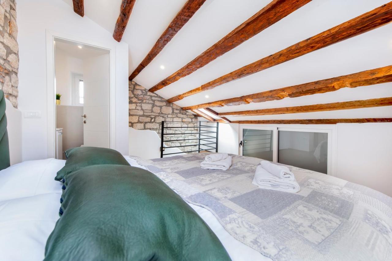 The Yellow House Apartments Ρόβινι Εξωτερικό φωτογραφία