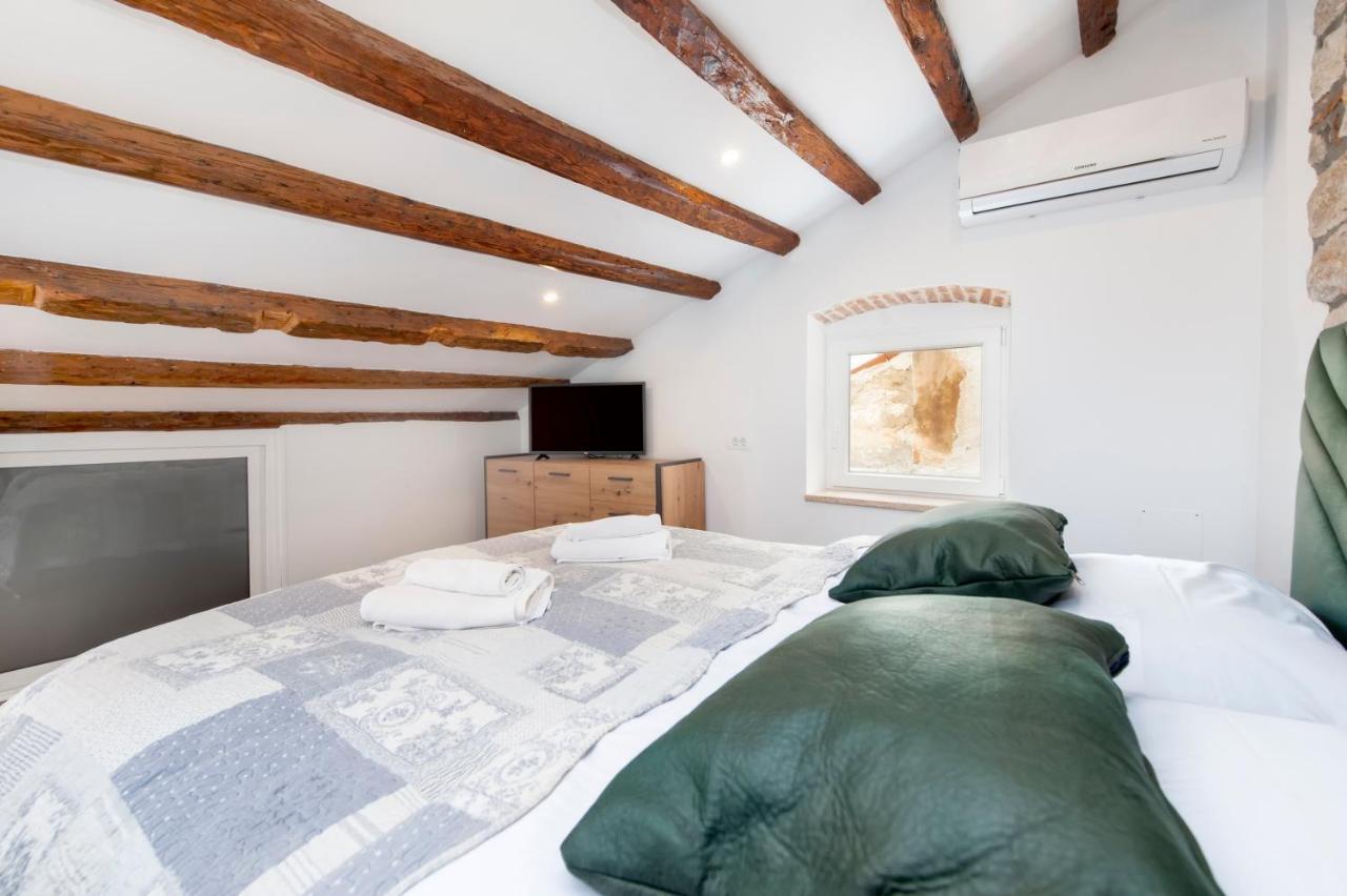 The Yellow House Apartments Ρόβινι Εξωτερικό φωτογραφία