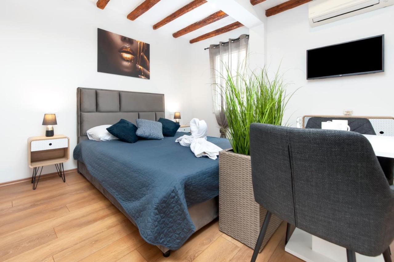 The Yellow House Apartments Ρόβινι Εξωτερικό φωτογραφία