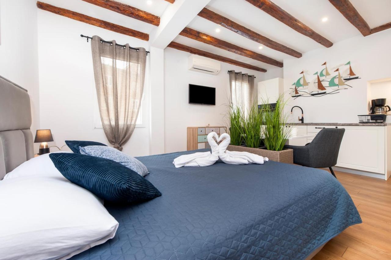 The Yellow House Apartments Ρόβινι Εξωτερικό φωτογραφία