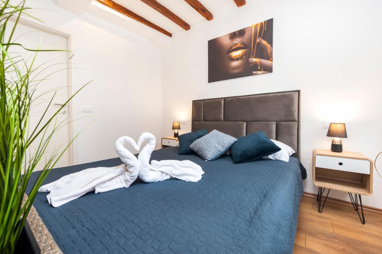 The Yellow House Apartments Ρόβινι Εξωτερικό φωτογραφία