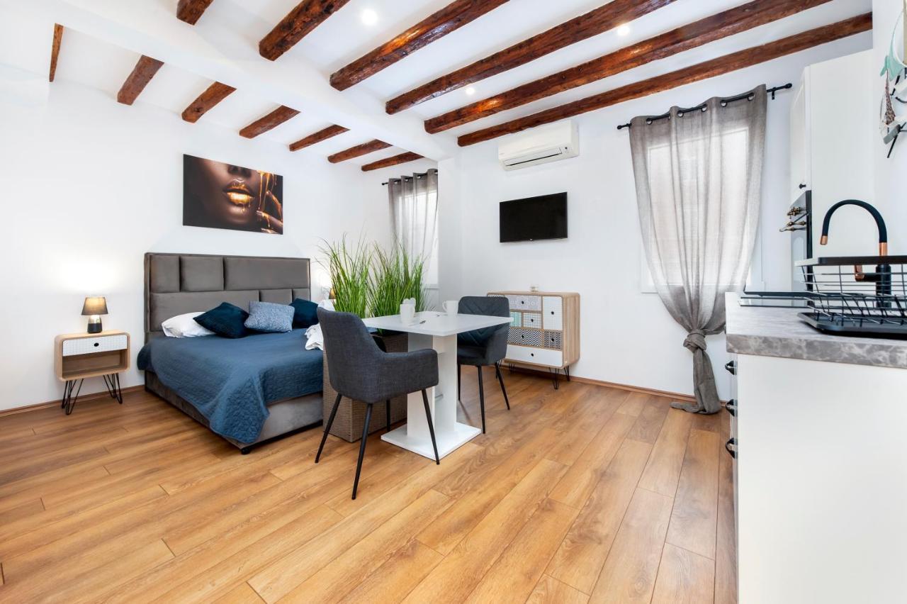 The Yellow House Apartments Ρόβινι Εξωτερικό φωτογραφία